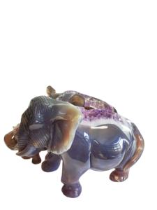 Geode di Agata Naturale Unico Intagliato a Mano con Famiglia di Elefanti in Pietra Preziosa di Cristallo, Statuine da Collezione - Product Image 2