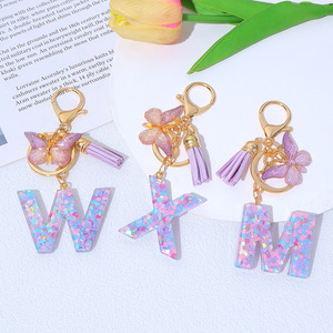 Porte-clés en acrylique violet en forme de papillon à franges, avec lettre initiale en forme de flocon de neige, en gros - Product Image 1