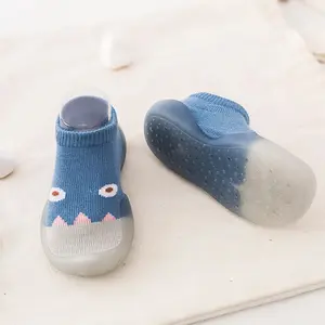 Sepatu bayi yang bagus kaus kaki sepatu lembut pola hewan multiwarna untuk anak belajar jalan sepatu bayi laki-laki uniseks
