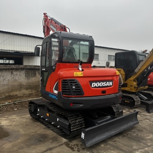 รถขุดขนาดเล็ก Doosan DX60‑9C มือสองสภาพดี ใช้งานได้ ชั่วโมงการทำงานน้อย เครื่องขุดไฮดรอลิก พร้อมใบมีดดันดิน ขาย - Product Image 2