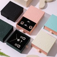 Boîtes à bijoux gaufrées en quatre tailles avec inserts en velours noir pour bagues, boucles d'oreilles et colliers