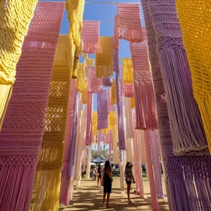 Décor de diviseurs d'installations de macramé bohème coloré accrocheur pour les espaces d'hôtel de restaurant - Product Image 5