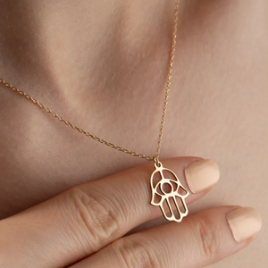 Collana Minimalista con Mano <span class=keywords><strong>di</strong></span> Hamsa in Acciaio Inossidabile Placcato Oro PVD, Ciondolo Protezione Contro il Malocchio, Gioiello Portafortuna per Donne - Product Image 3