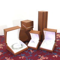 Nouvelle boîte à bijoux de luxe légère en cuir PU épaissi, à angle droit et ouverture oblique, avec motif uni et bord intérieur, pour bagues et colliers