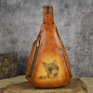 Bolso Bandolera Ando de Cuero Genuino de Vaca para Mujer, con Estampado de Ardilla, Convertible en Mochila o Bolso de Pecho - Product Image 1