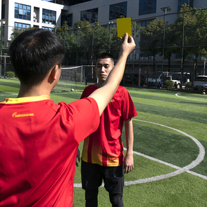 Футбольный рефери с клетчатыми флагами - Product Image 3