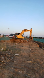 Excavatrice sur chenilles hydraulique d'occasion Hyundai 350LVS de 35 tonnes avec moteur et pompe, d'origine coréenne, avec brise-roche et accessoire de pouce certifié CE - Product Image 2