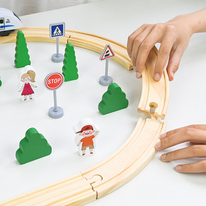 Juego de vías de tren de madera, juguete de ferrocarril eléctrico para niños, juego educativo de ensamblaje con señales y figuras de 4 a 6 años - Product Image 1