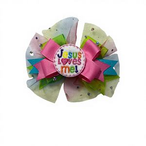 Moño para el pelo bordado 'Jesús me ama' de 3 capas de grosgrain con tul de lentejuelas arcoíris y pinza de cocodrilo - Product Image 1