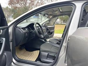 Voitures d'occasion <span class=keywords><strong>Skoda</strong></span> <span class=keywords><strong>Octavia</strong></span> <span class=keywords><strong>2019</strong></span> 1.2T LHD Automatique Toit ouvrant électrique Caméra de recul Régulateur de vitesse En stock à vendre - Product Image 4