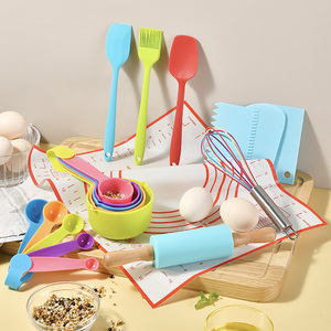 YIGO Montessori Ensemble de cuisson et de <span class=keywords><strong>cuisine</strong></span> pour enfants Outils et ustensiles de <span class=keywords><strong>cuisine</strong></span> sûrs pour les tout-petits Livres de <span class=keywords><strong>cuisine</strong></span> en silicone - Product Image 2