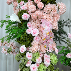 Set di <span class=keywords><strong>Fiori</strong></span> Artificiali <span class=keywords><strong>Rosa</strong></span> Pallido Abbinati a un Arco di Piante Verdi, Decorazione per Sfondo Matrimoniale, Accessori Floreali - Product Image 3