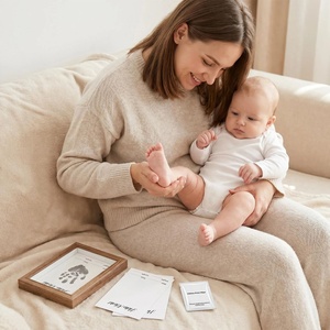 Kit <span class=keywords><strong>de</strong></span> Huellas <span class=keywords><strong>de</strong></span> Manos y Pies <span class=keywords><strong>de</strong></span> Bebé en Papel Ecológico sin Tinta, Tarjetas <span class=keywords><strong>de</strong></span> Hitos, Libro <span class=keywords><strong>de</strong></span> Recuerdos para Recién Nacidos, Almohadilla <span class=keywords><strong>de</strong></span> Tinta para Huellas <span class=keywords><strong>de</strong></span> Bebé - Product Image 4