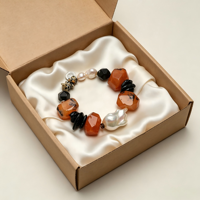 Bracelet asymétrique fait main aux tons chauds, en agate rouge facettée, perle baroque et onyx noir, pour femme