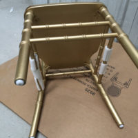 Chaise Chiavari en bois massif doré empilable pour restaurant, mariage, traiteur, banquet, hôtel – Vente en gros populaire