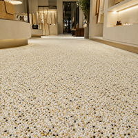 Revêtement décoratif perméable à l'eau en gravier lié à la résine, pavé de galets collé au polyuréthane transparent pour la cour de villa