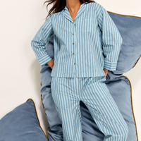 Ensemble de pyjama classique à rayures verticales pour femme, style populaire 2026, chemise à manches longues et pantalon