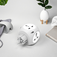 Adaptador de Enchufe Universal con 4 Tomas de Corriente, 1 USB-C, 2 USB-A, CA 110-250V, Diseño Cúbico Portátil con Conexión a Tierra, Enchufes EU, US y CN