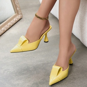 Mules de Tacón Alto Amarillos de Moda para Mujer 2025, con Punta en Pico, de Charol y Pedrería, para Uso Diario - Product Image 3