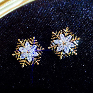 Orecchini a Perno Vintage a Forma di Fiocco di Neve per Donne, Gioielli Scintillanti d'Ispirazione Francese, Vendita all'Ingrosso - Product Image 2