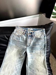 بنطلون جينز رجالي بقصة واسعة من الأسفل (Boot Cut) بخصر عالٍ، مناسب للصيف، بتصميم كاجوال، مع تأثيرات تآكل خفيفة وقماش أصلي متدرج اللون. - Product Image 4