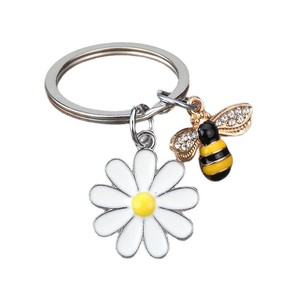 Llavero de abeja y flor, colgante de metal con diseño de insecto y margarita, adorno para bolso, regalo al por mayor para llaves de coche, suministro de fábrica - Product Image 5
