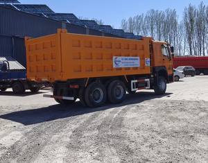 Camión volquete de rueda motriz 8x4 de servicio pesado chino Euro 2 estándar de emisión con cámara trasera para transporte minero en China - Product Image 6