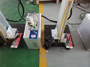 Machine d'inscription de laser de fibre de vol de fournisseur de la Chine avec le convoyeur pour le tuyau/fil/métaux