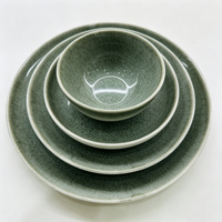 Ensemble d'assiettes à dîner en céramique EKA vert forêt, finition brillante mouchetée, design rond moderne, résistant aux éclats, empilable, élégant pour la salle à manger