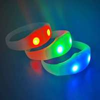 Bracelets LED Lumineux sans Fil DMX pour Événements, Personnalisables avec Logo, Son Activé, RFID, Télécommandés pour Concerts et Festivals