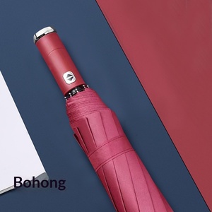 Parapluie pliant professionnel à 10 baleines, pliable en trois sections, avec lampe torche LED intégrée, protection solaire et poignée en caoutchouc noir - Product Image 1