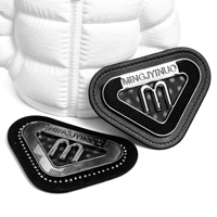 Marque personnalisée en métal 3D tridimensionnelle en cuir PU, étiquette en cuir avec lettre M incrustée de strass