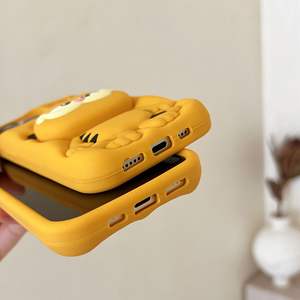 Custodia per Telefono in Silicone Morbido 3D con Simpatico Cartone Animato e Supporto Intelligente Giallo Garfield per <span class=keywords><strong>iPhone</strong></span> 16/15/14/13/12/<span class=keywords><strong>11</strong></span> <span class=keywords><strong>Pro</strong></span> Max - Product Image 4
