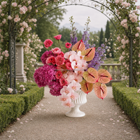 Bola Bunga Hydrangea Hijau Burgundy Ramah Lingkungan yang Elegan dengan Sentuhan Alami untuk Upacara Pernikahan di Gereja Dalam Ruangan dengan Pita Gantung