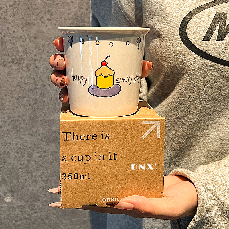 Heureux tous les jours, tenant une tasse dans la main