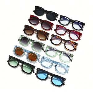 Lunettes de soleil rétro personnalisées 2025 avec logo, monture fine, UV400, verres dégradés bleu thé, carrées, pour hommes et femmes - Product Image 4