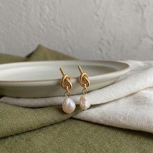 Nouvelles Boucles d'Oreilles Élégantes Françaises Dorées avec Perles Entrelacées pour Bijoux de Mode Coréenne, Accessoires Doux pour Femmes pour Soirées - Product Image 4