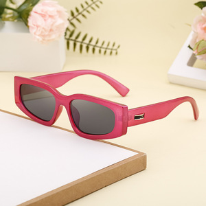 Lunettes de soleil carrées de petite taille de style européen et américain sur mesure pour femmes, protection UV400, style Instagram, monture noire, verres en PC - Product Image 4