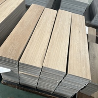 Plancher en vinyle LVT gris clair, résistant à l'usure, pour usage commercial intensif, facile à nettoyer