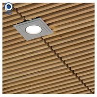 Panneau en forme de U suspendu de plafond de déflecteur en bois de bande métallique pour la conception extérieure de faux plafond de bruit d'hôtel pour le centre commercial