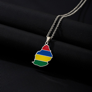 Collier chaîne HY en émail avec carte de la <span class=keywords><strong>Guadeloupe</strong></span>, en acier inoxydable argenté et plaqué or 18 carats - Product Image 6
