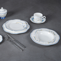 Assiette élégante à bord festonné en porcelaine fine, bol à soupe avec décor floral, bord bleu et doré, assiette creuse pour hôtels, mariages, vente en gros