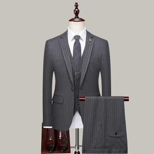 <span class=keywords><strong>Abito</strong></span> da <span class=keywords><strong>Uomo</strong></span> Slim Fit a 3 Pezzi <span class=keywords><strong>Grigio</strong></span> Chiaro con Stampa Logo Personalizzata, Gilet e Pantaloni a Risvolto in Misto Lana Premium a Righe Sottili - Product Image 2