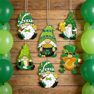 緑の格子縞模様の木製吊り下げレプラコーンオーナメント15個。お祭りのポーズをとっています。 ジュートロープを使用すると、聖パトリックの日に最適です。 - Product Image 3