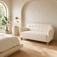 Canapé 2 places en bouclette crème, dossier capitonné boutonné, accoudoirs arrondis, pieds cylindriques en bois, causeuse moderne et minimaliste pour salon