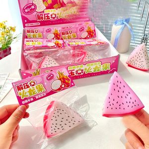 Juguete Antiestrés de TPR con Forma de Pitaya y Kiwi en Rodajas de 8.8cm, Regalo para Niños y Adultos, Diversión para Jugar Broma con Amigos - Product Image 3