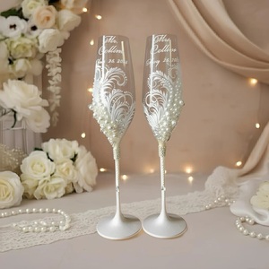 Regalos promocionales empresariales personalizados, hechos a mano, grabados, templados, sostenibles, para copas de brindis nupciales, con detalles de perlas y cristal, para el novio y la novia. - Product Image 1