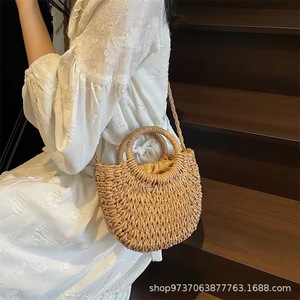 Sac bandoulière tissé à la main style bohème, forme demi-lune, couleur unie, motif tissé, tendance mode féminine, loisirs, voyage, printemps - Product Image 4