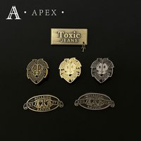 APEX Usine Marque Personnalisée Or Métal Plaque Signalétique Lettre Logo Étiquette En Relief Gravé Métal Logo Étiquette Étiquette pour Vêtements Chapeau Chaussures