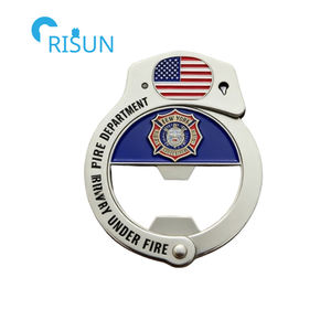 Décapsuleur commémoratif personnalisé en métal en forme <span class=keywords><strong>de</strong></span> menottes, motif Ligne Bleue, pour vétérans, avec pièce <span class=keywords><strong>de</strong></span> défi personnalisée en forme <span class=keywords><strong>de</strong></span> menottes - Product Image 6